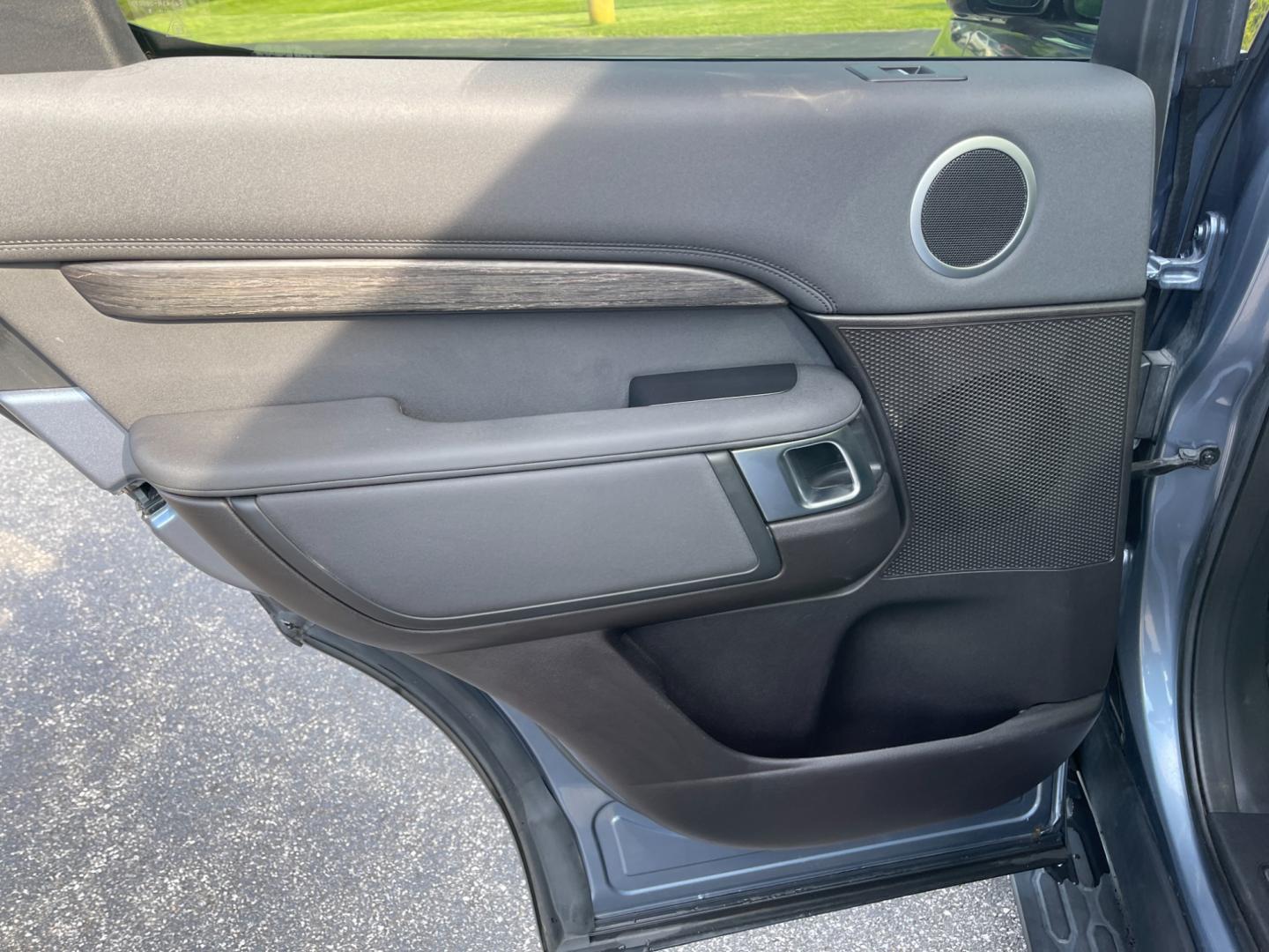2018 Blue /Black Land Rover Discovery HSE (SALRR2RV5JA) with an 3.0L V6 DOHC 24V Supercharged engine, 8A transmission, located at 11115 Chardon Rd. , Chardon, OH, 44024, (440) 214-9705, 41.580246, -81.241943 - This 2018 Land Rover Discovery HSE is a luxurious and capable SUV that offers a blend of comfort, technology, and off-road prowess. With its 3.0L supercharged V6 engine, it produces 340 horsepower and is paired with an 8-speed automatic transmission. The interior features premium leather upholstery, - Photo#45